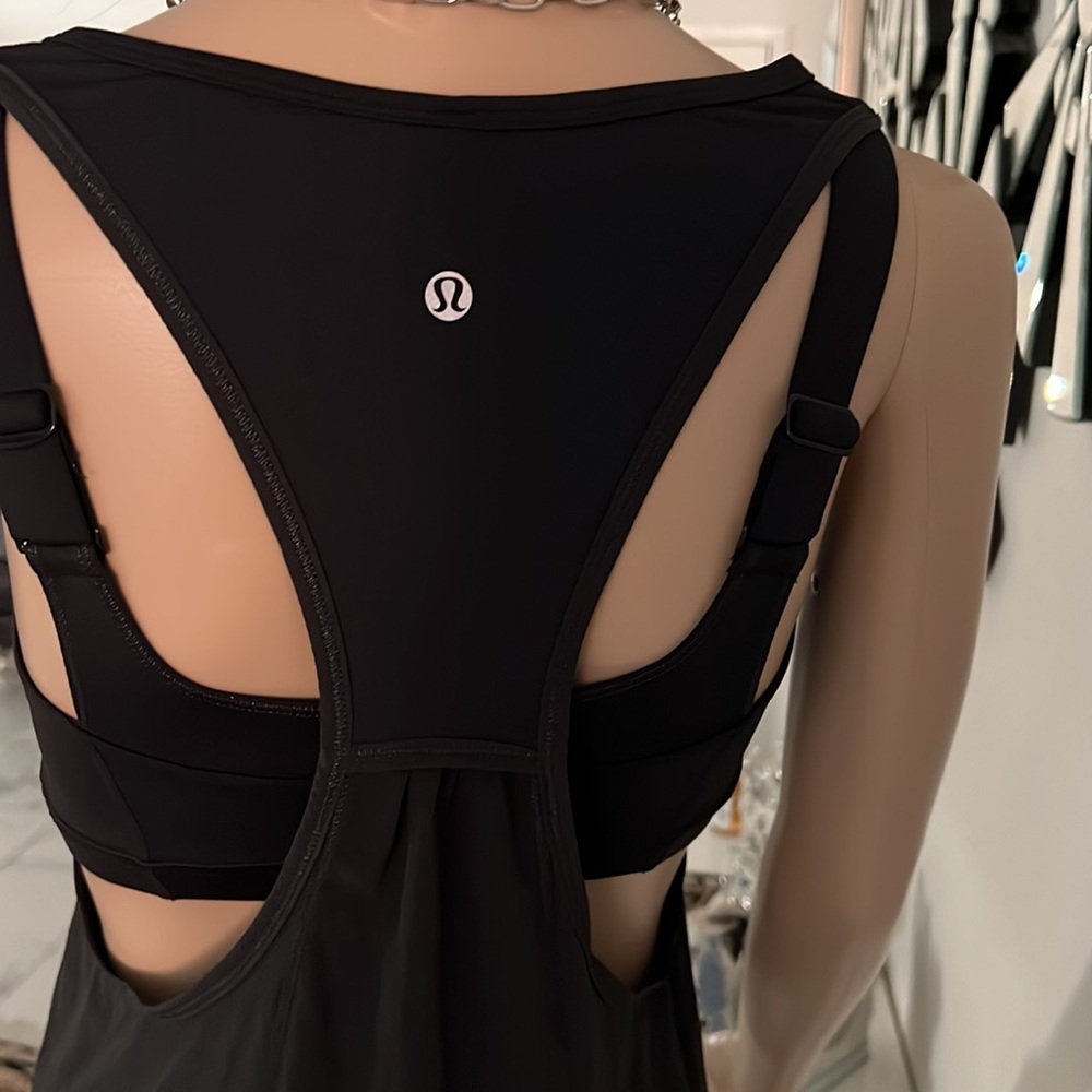(Lululemon) ladies top size 6 please check measurement because there is no tag